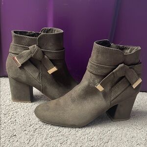 Report Montez Women’s Olive Gray Suede Heeled Ankle Boots | Size 7